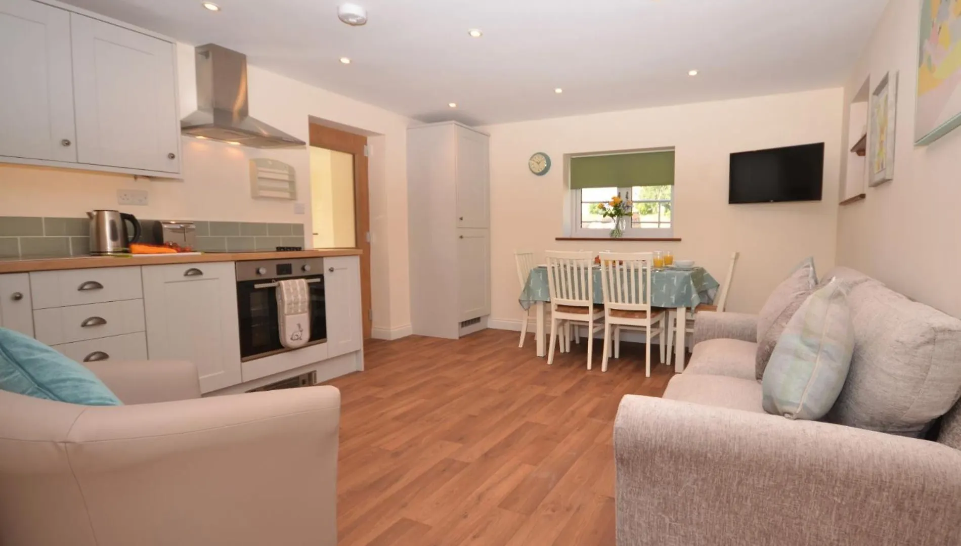 2 Bed In Bristol 75697 Villa 0*,