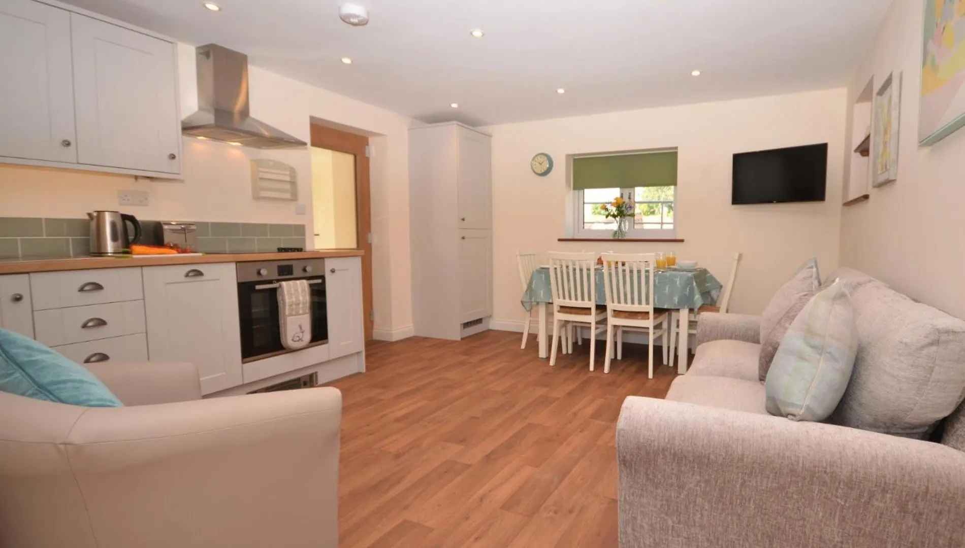 2 Bed In Bristol 75697 Villa 0*,  United Kingdom